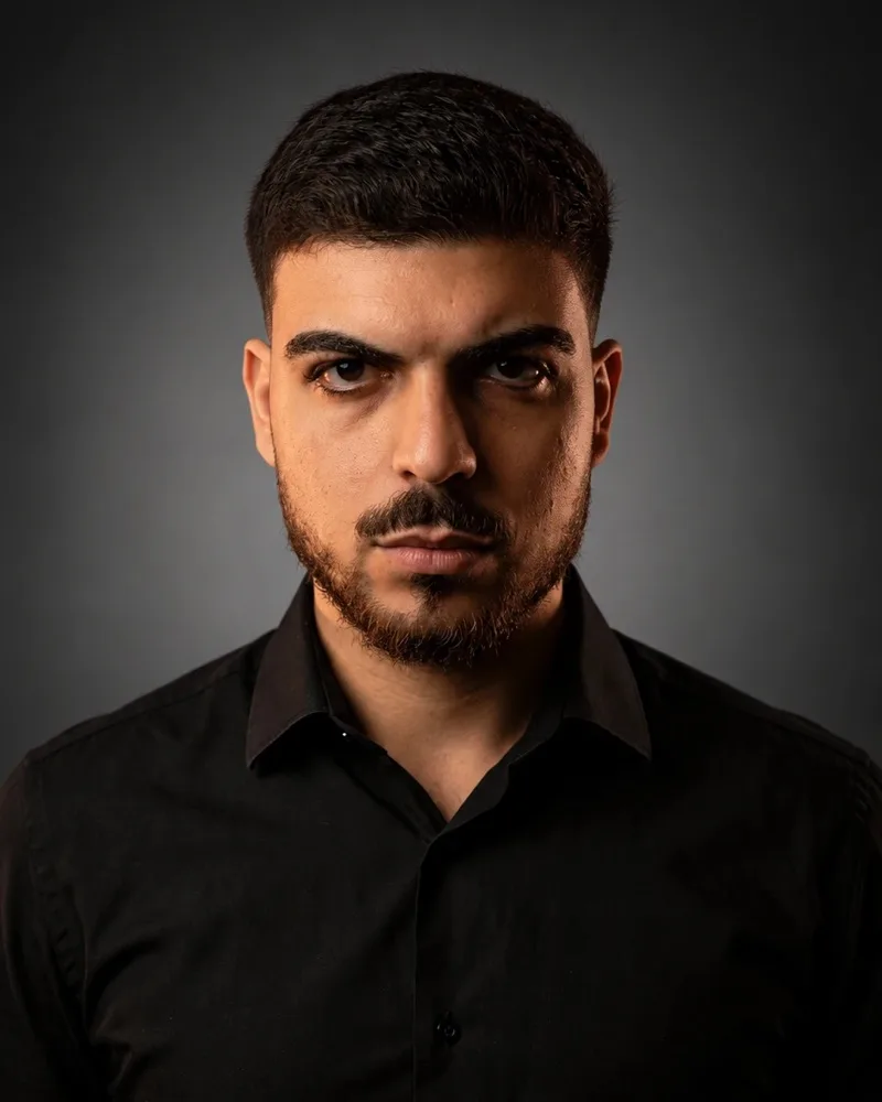 Retrato de Guilherme Massone diante de um fundo cinza