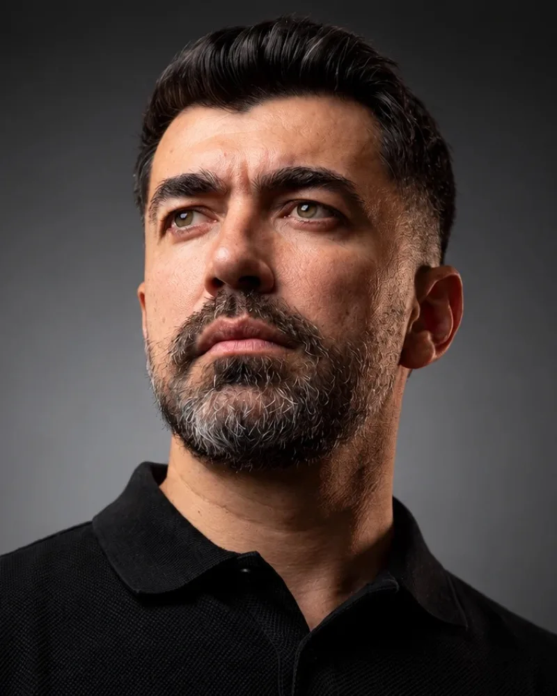 Retrato de Hananiel Eduardo diante de um fundo cinza