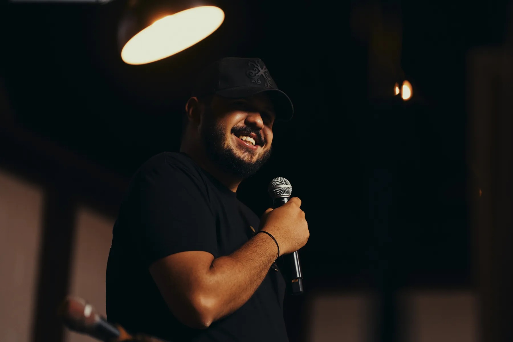 AlekLemes sorri durante uma conversa com a turma