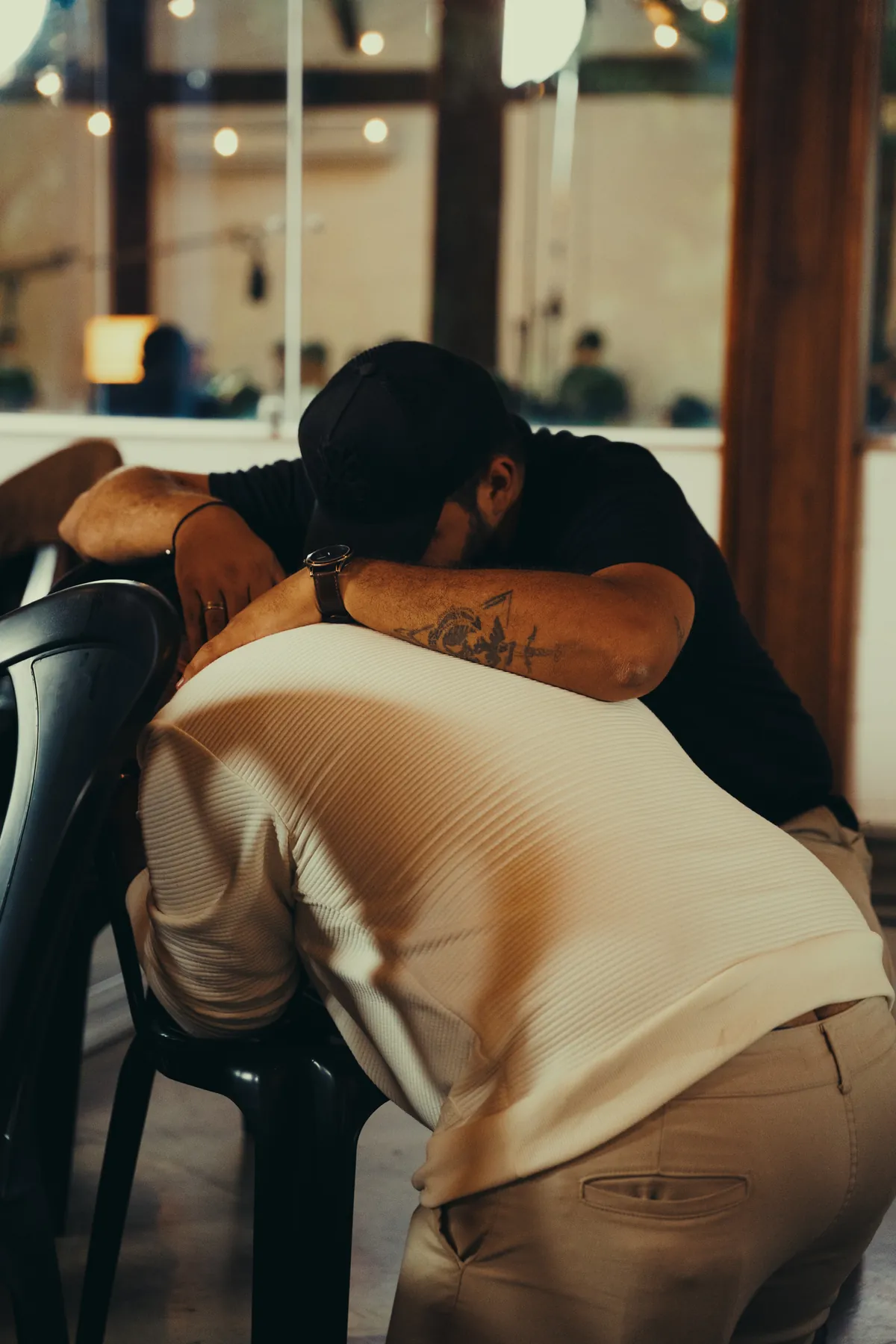 Abraço entre dois participantes da Vision Pro